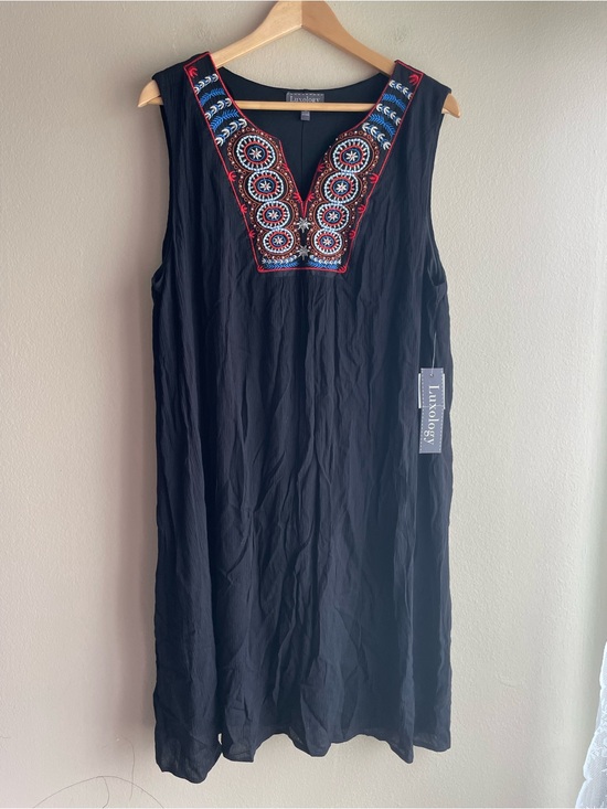 Luxology Dresses & Skirts - New Luxology Black Sleeveless Embroidered V-Neck Dress Size 16